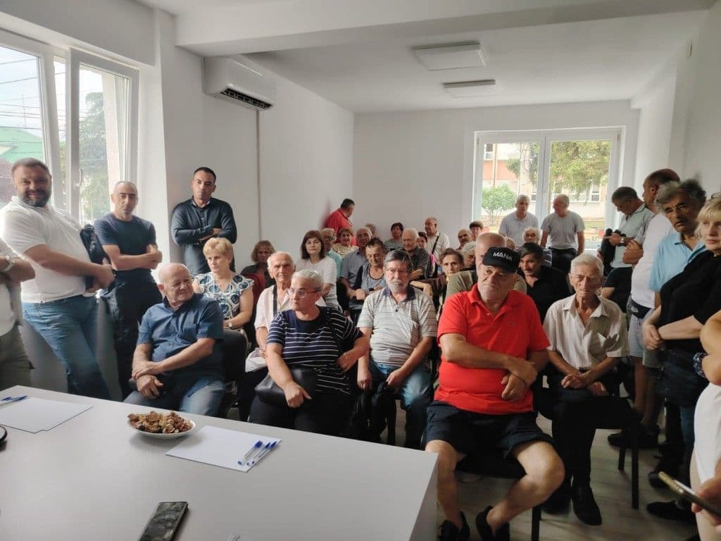 RIPANJCI REŠAVAJU VIŠEGODIŠNJI PROBLEM: Građani dobili priključke na gradsku vodovodnu mrežu