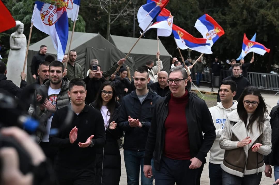 VUČIĆ POSETIO STUDENTE U PIONIRSKOM PARKU: Razgovor o rešenjima za akademsku godinu