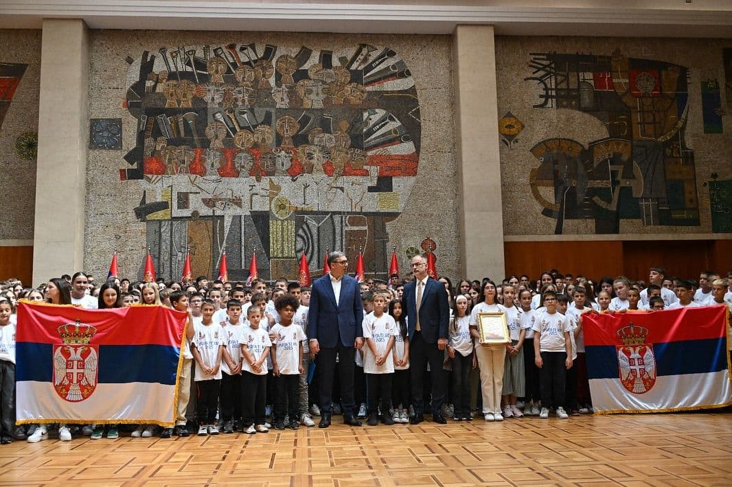 VUČIĆ UGOSTIO MLADE SPORTISTE IZ 18 ZEMALJA: "Srbija je vaš kosmički svetionik i mirna luka"