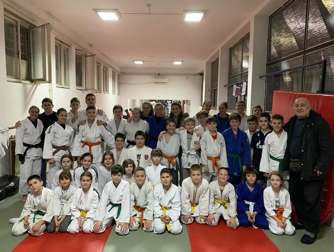 ŠAMPIONSKA POSETA U JUDO KLUBU VOŽDOVAC: Barbara Matić motivisala mlade takmičare