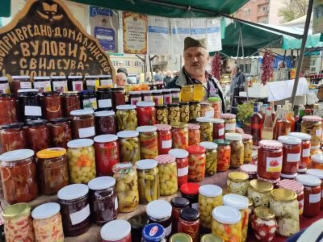KARAVAN ZIMNICE STIŽE NA BANJICU: Bogat izbor domaćih proizvoda ovog vikenda na omiljenoj pijaci