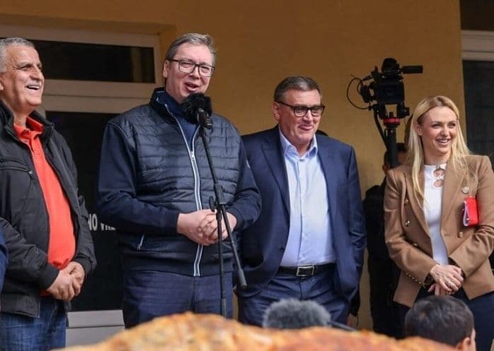 VUČIĆ U SELU PAMBUKOVICA: "Već za sedam dana kreće gradnja puta do Uba!" Meštani spremili posluženje i poklone