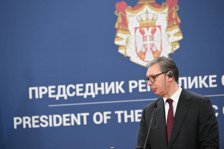 VUČIĆ SAZVAO HITAN SASTANAK: Država prati skok cena nafte i stanje rezervi