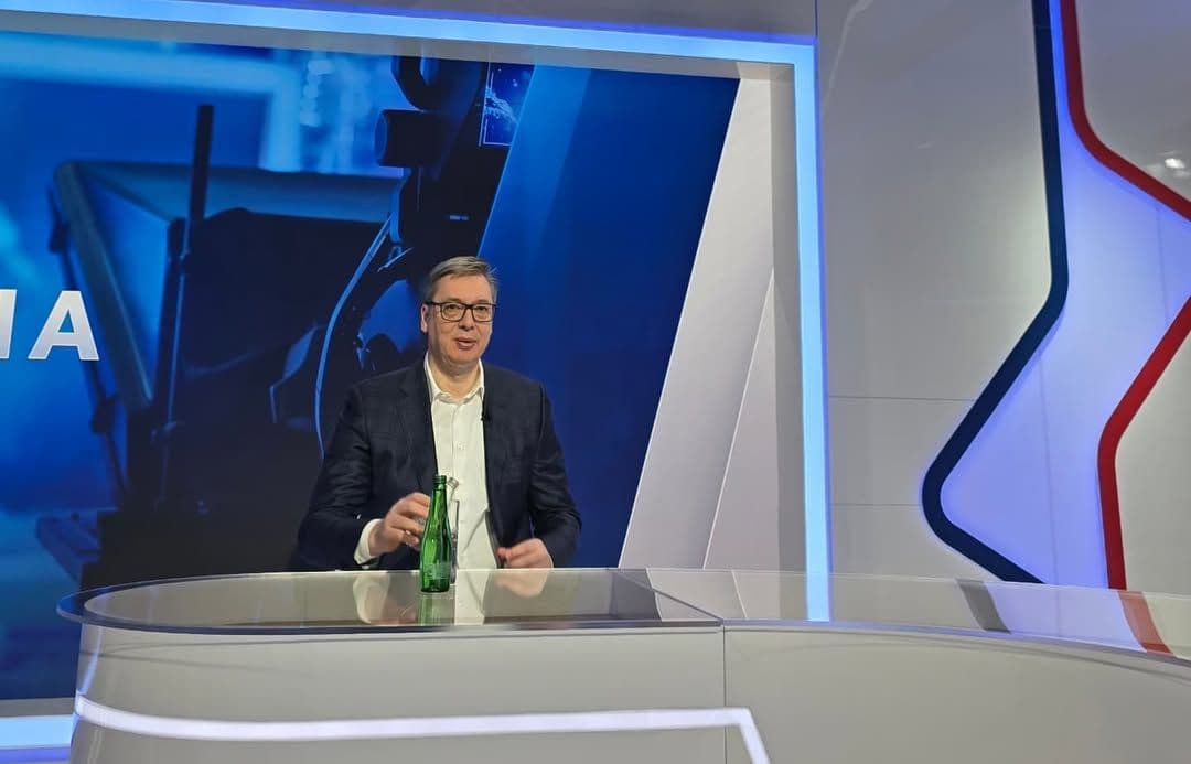 VUČIĆ IZ TRI STUDIJA: BEOGRAD, NJUJORK, SARAJEVO: Predsednik govorio za Newsmax o carinama, EXPO-u i miru u regionu