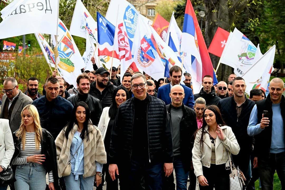 ZASTAVA KAO ZAVET — BEOGRAD U BOJAMA PONOSA: Predsednik Vučić sa narodom nosio simbol jedinstva Srbije