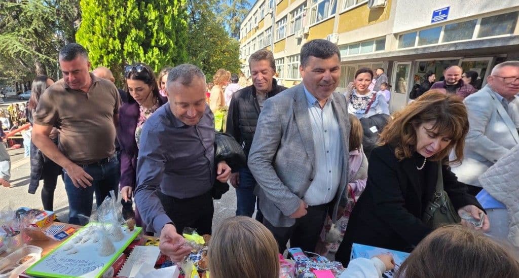 ĐACI VOŽDOVCA POKAZALI SNAGU ZAJEDNIŠTVA: Humanitarna dvorišna rasprodaja u školi „Zmaj Jova Jovanović“ okupila đake, roditelje i nastavnike