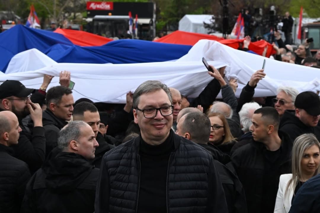 ZASTAVA ZA ISTORIJU RAZVIJENA U BEOGRADU: Hiljade građana na saboru „Ne damo Srbiju“