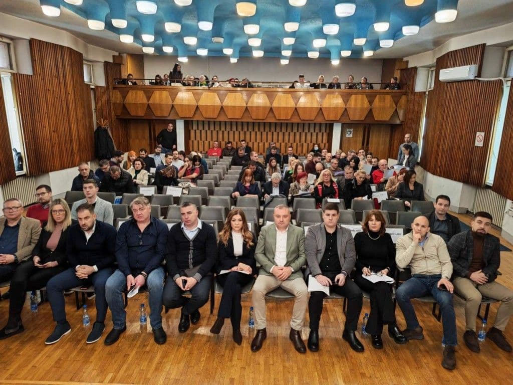 ODBORNICI VOŽDOVCA SE ODRIČU NAKNADA: Sredstva namenjena Zvečanskoj i pomoći Voždovčanki Mariji Mitrović