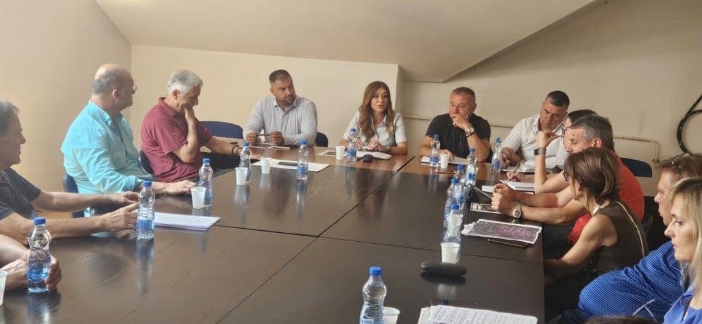 SASTANAK SA GRAĐANIMA KUMODRAŽA, PINOSAVE I JAJINACA: Na Voždovcu dogovoreni koraci za rešavanje komunalnih problema