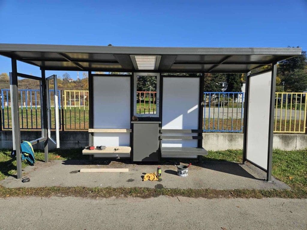 UREĐENA AUTOBUSKA STAJALIŠTA U RIPNjU: Voždovac nastavlja unapređenje komunalne infrastrukture i boljih uslova za građane