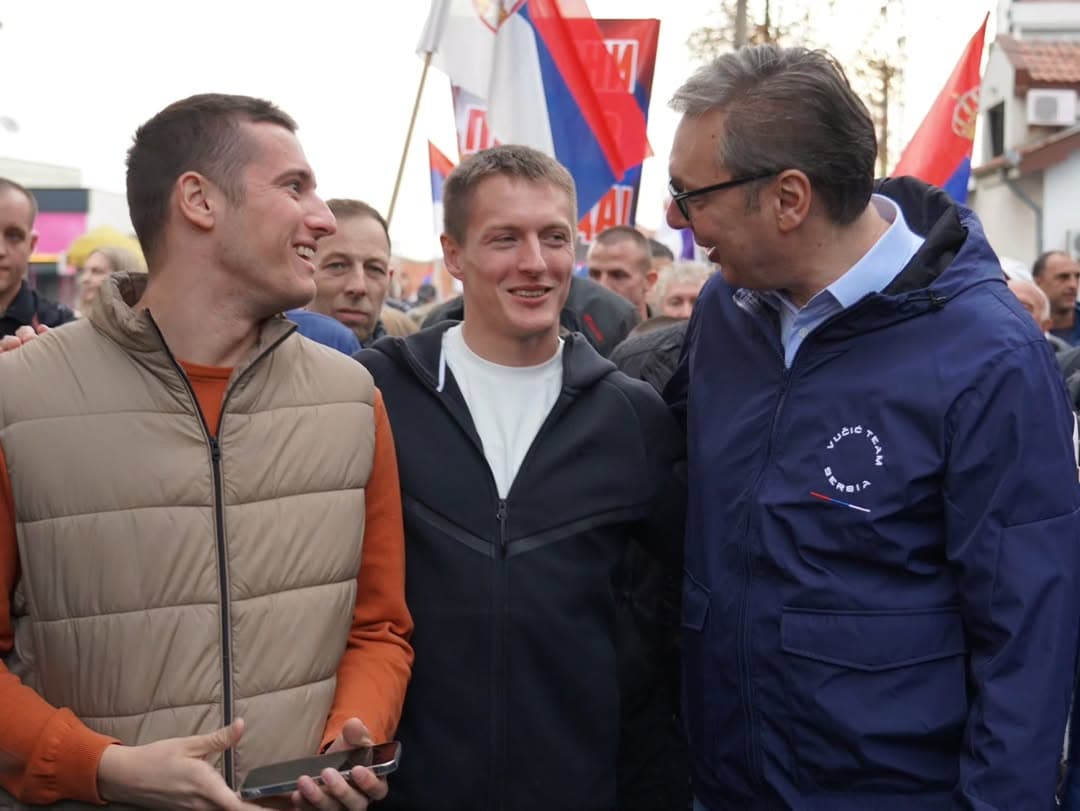 SRBIJA PROTIV BLOKADA: Vučić sa građanima u šetnji: „Vreme je da se okrenemo budućnosti“