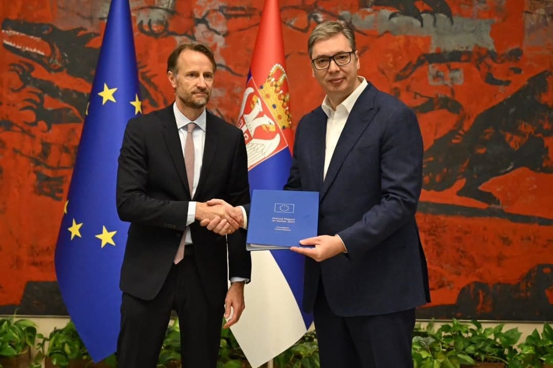 VUČIĆU URUČEN GODIŠNJI IZVEŠTAJ EVROPSKE KOMISIJE: „Evropa je naš put, nastavljamo reforme“