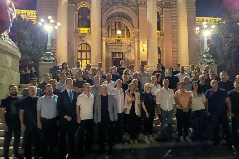 MINISTRI ISPRED SKUPŠTINE — PODRŠKA OKUPLjENIM GRAĐANIMA: Siniša Mali: “Želimo normalnu i pristojnu zemlju”