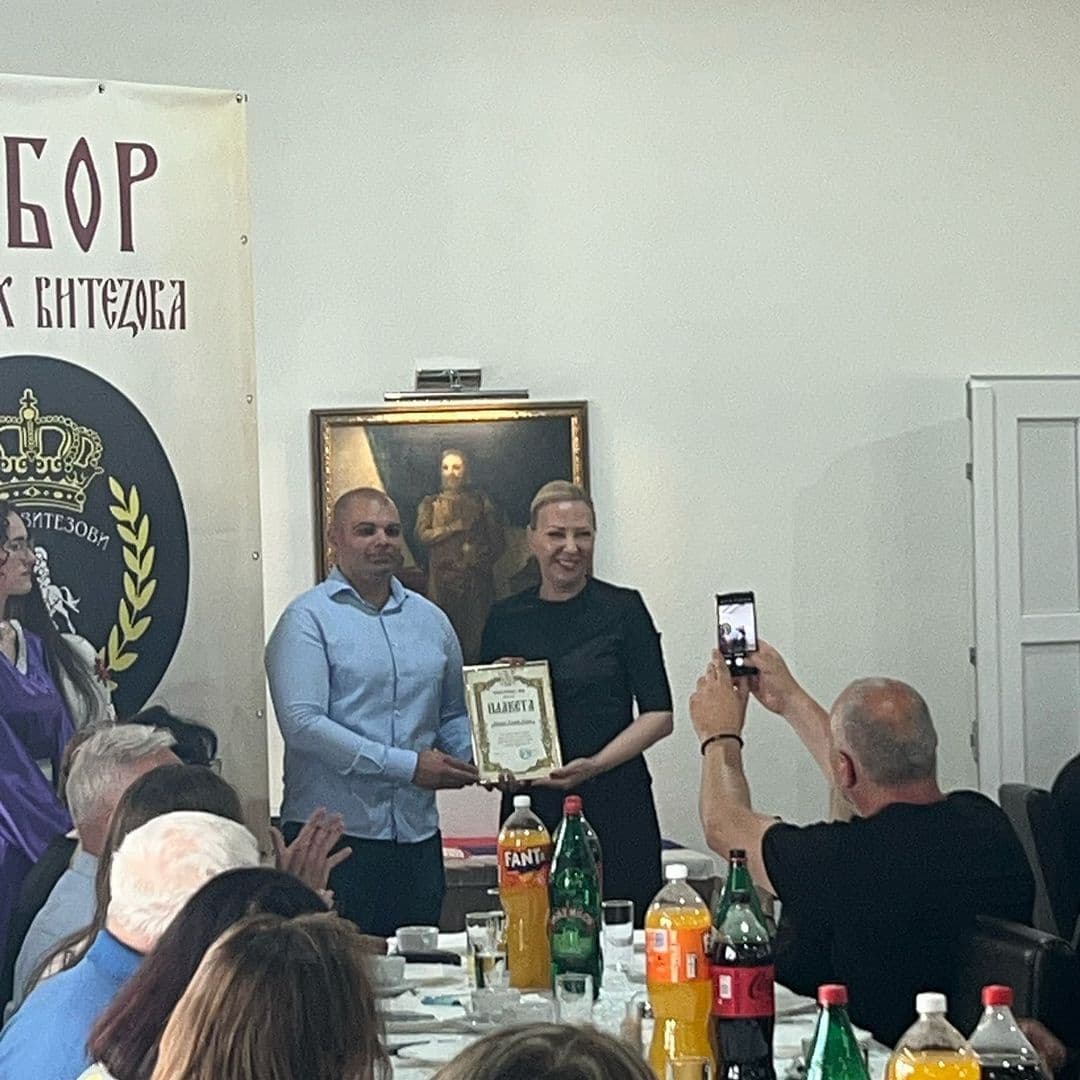 PLAKETA ZA ZALGANJE I DOPRINOS: Ivana Tomić nagrađena na svesrpskom saborovanju za promovisanje tradicionalnih vrednosti i patriotizma