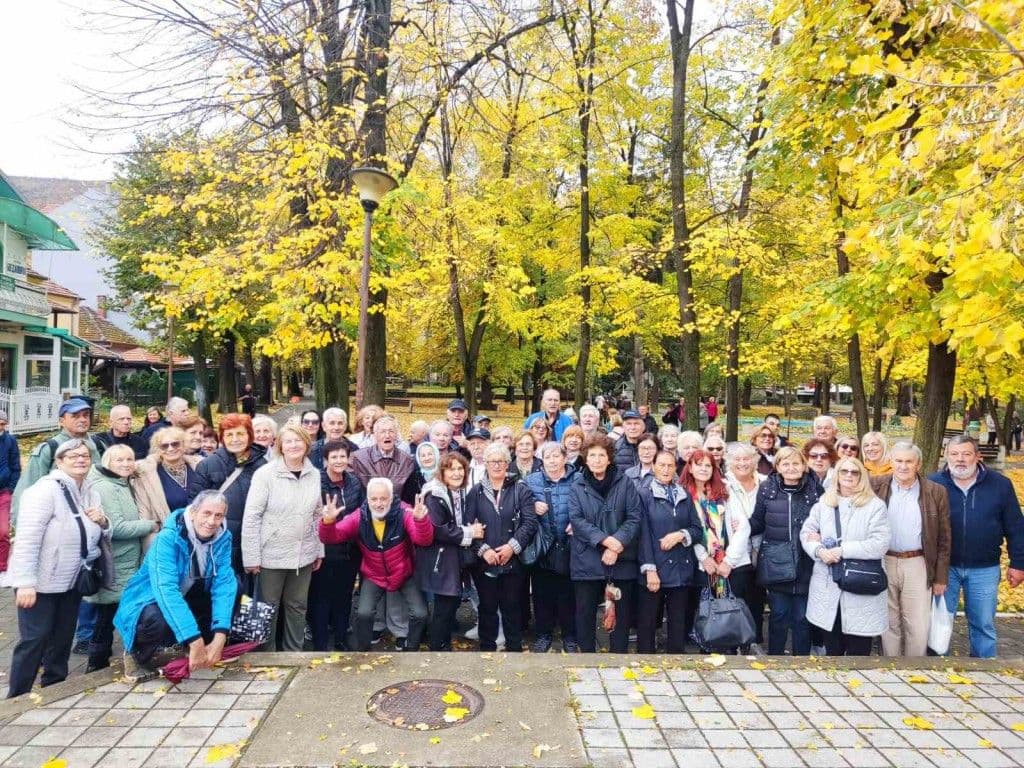 VOŽDOVAČKI PENZIONERI UŽIVALI U JESENJIM IZLETIMA: Dve grupe starijih sugrađana posetile Srebrno jezero i Sokobanju