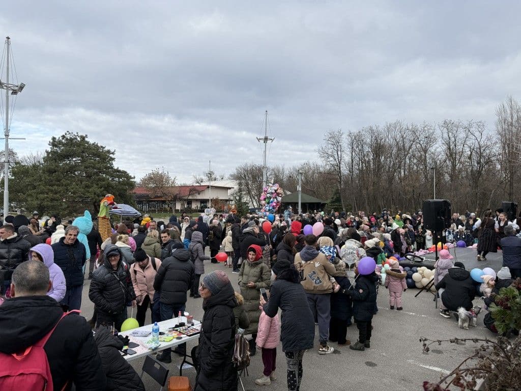 „ULICA OTVORENOG SRCA“ NA VOŽDOVCU: Praznično druženje okupilo najmlađe na Banjici