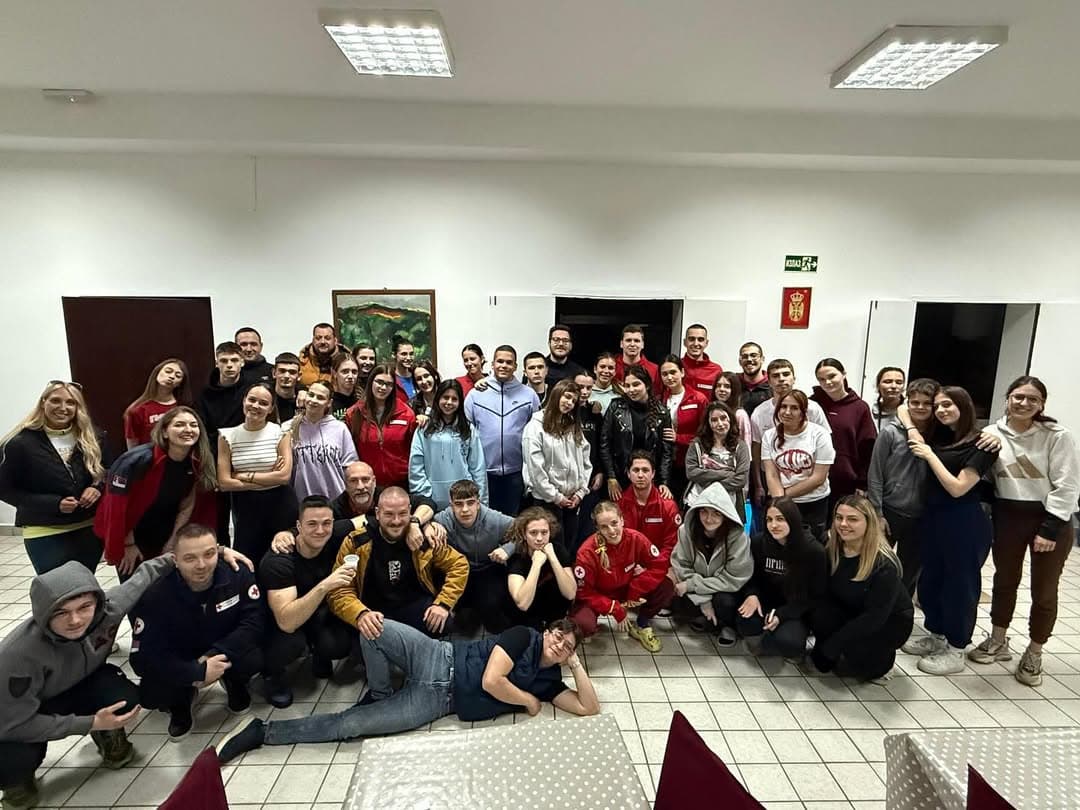 ZNANJE, HUMANOST I TIMSKI DUH: Volonteri Crvenog krsta Voždovac usavršavali veštine u kampu u Bogovađi