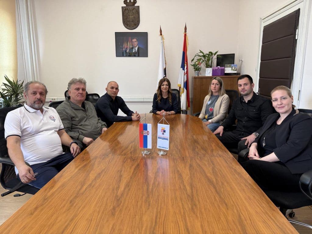 VOŽDOVAC ULAŽE U NAJMLAĐE SPORTISTE: Besplatni kampovi i plivanje kroz nove ugovore o saradnji