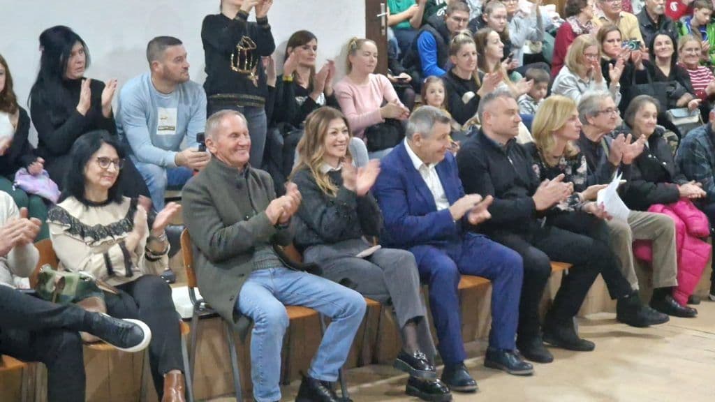 DAN ŠKOLE UZ PRIREDBU POSVEĆENU NUŠIĆU: Učenici OŠ „Vasa Čarapić“ pokazali talenat i humanost
