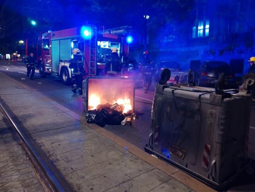 NOĆ VARVARSTVA U BEOGRADU: Spaljeno i uništeno 50 kontejnera