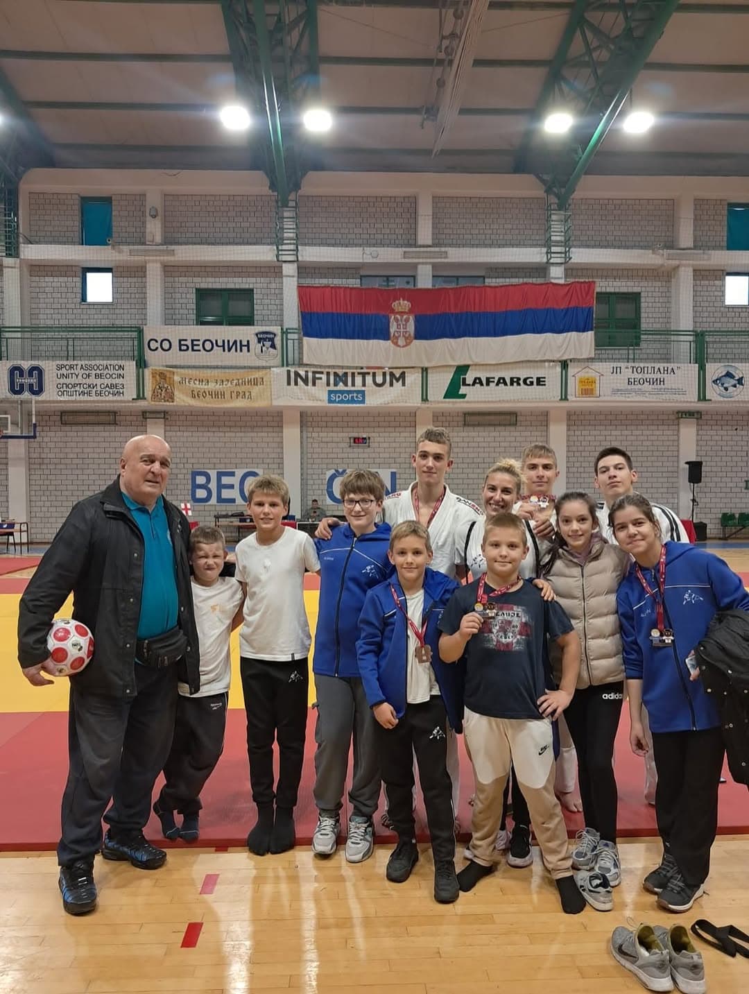 MLADI ŠAMPIONI JUDO KLUBA „VOŽDOVAC“ ZABLISTALI U BEOČINU: Pet medalja na Trofeju Beočina