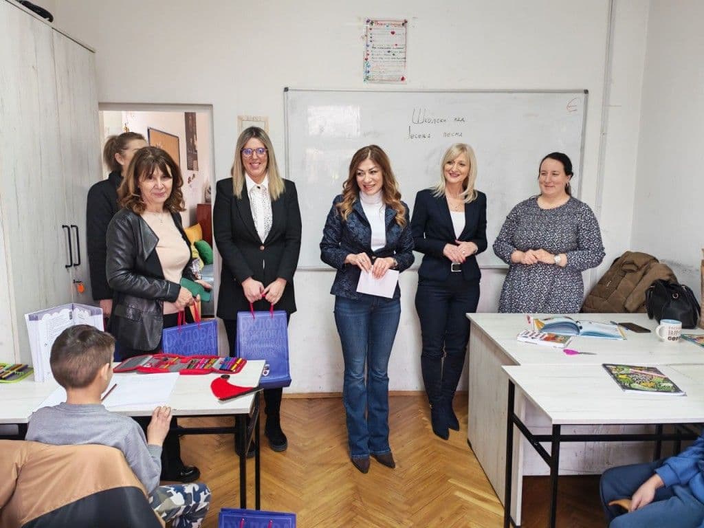 POKLONI ZA UČENIKE ŠOSO „VOŽD“: Znak pažnje i podrške lokalne zajednice