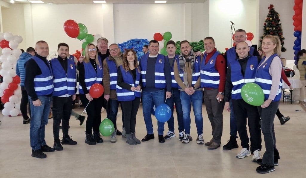 DEDA MRAZOVA ZABAVA U BELOM POTOKU: Praznična radost uz paketiće i novogodišnju atmosferu