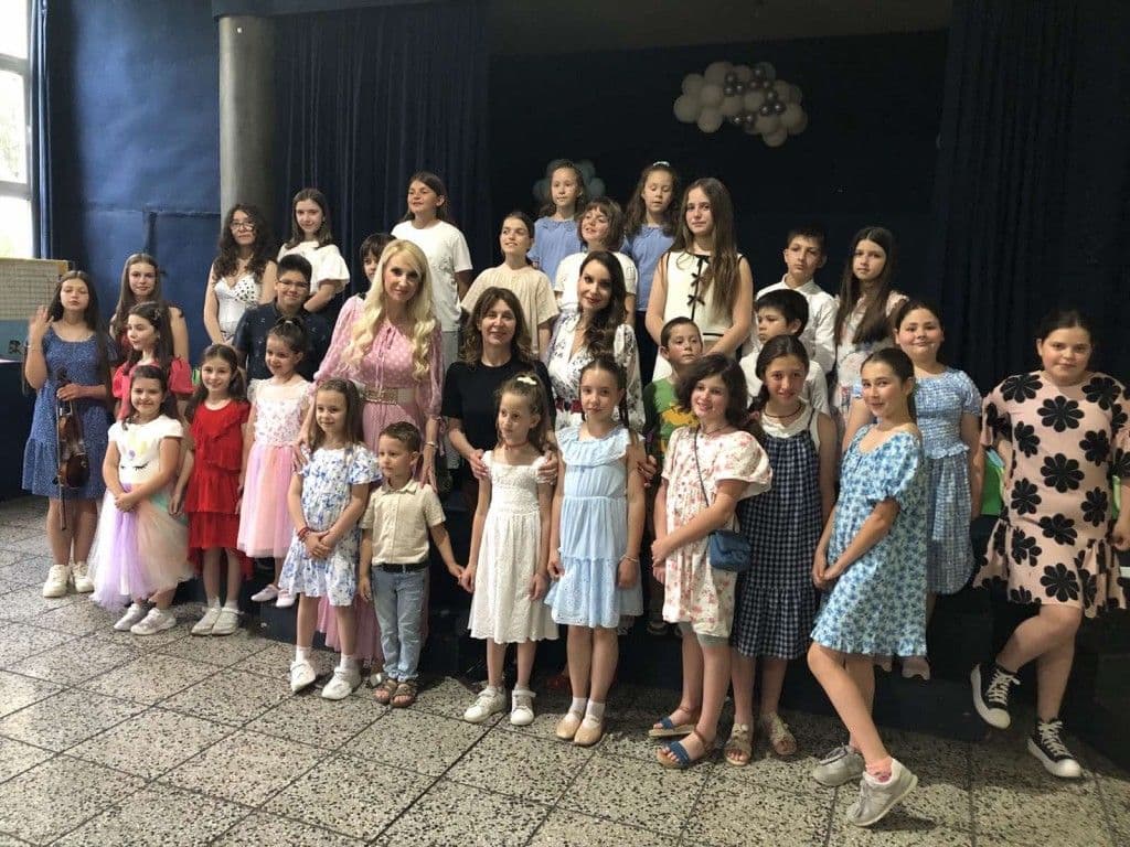 KONCERT SESTARA GOBOVIĆ U ŠKOLI „KARAĐORĐE“: Etno pesmom i horom „Slavujčići“ deca slavila tradiciju