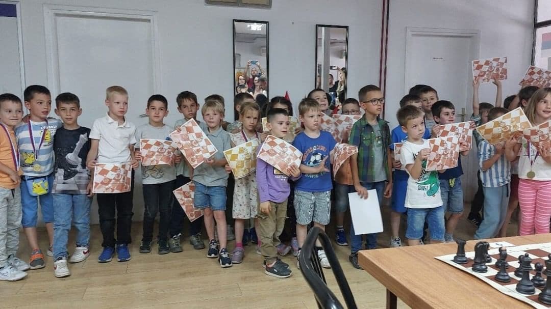 PREDŠKOLCI POKAZALI ŠAHOVSKE TALENTE NA TURNIRU „ŠAHOVSKE NADE BEOGRADA“: Izuzetni rezultati u Jajincima