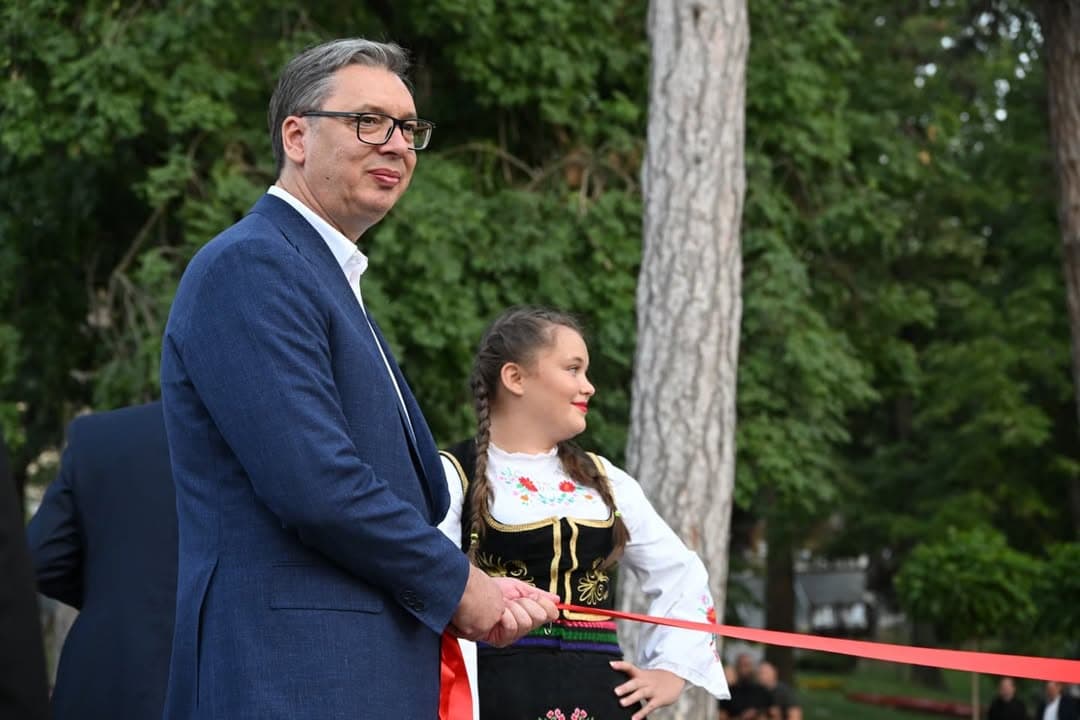 VUČIĆ OTVORIO MEMORIJALNI PARK U JAGODINI: Kompleks posvećen Draganu Markoviću Palmi svečano otvoren uz veliki broj građana