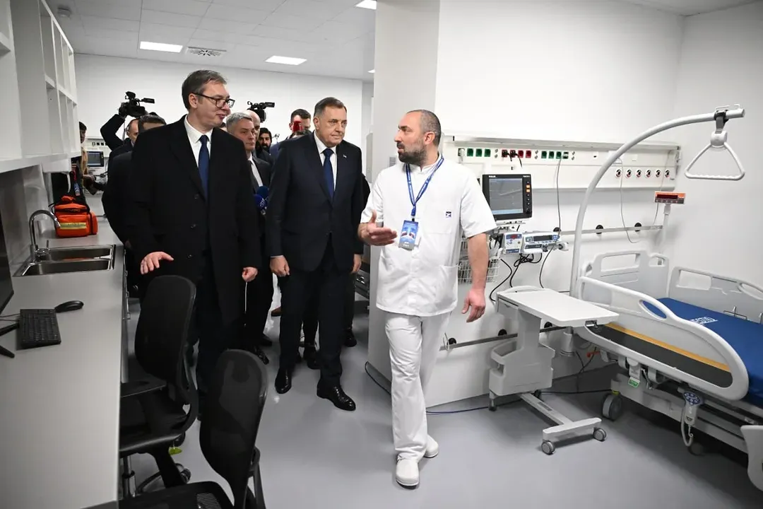 SABORNOST I PONOS NA SRETENJE: Vučić i Dodik otvorili novu kliniku i dodelili odlikovanja