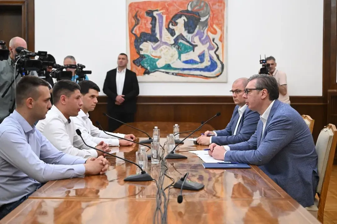 VUČIĆ SA STUDENTIMA IZ PIONIRSKOG PARKA: Poziv na dijalog umesto štrajka glađu i najava promene u finansiranju fakulteta