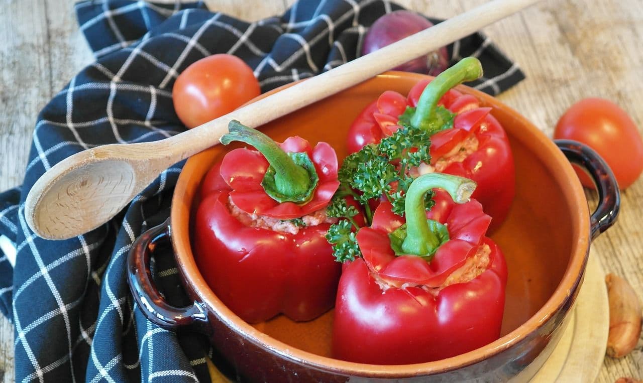 JEDNOSTAVAN RECEPT DONOSI SAVRŠEN UKUS BEZ MESA: Posna pečena paprika sa pirinčem i graškom oduševljava gurmanske nepce