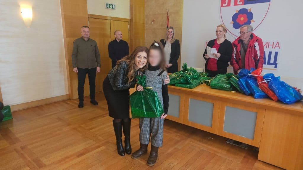 OPŠTINA VOŽDOVAC PODELILA NOVOGODIŠNJE PAKETIĆE DECI: Briga o najmlađima uoči praznika