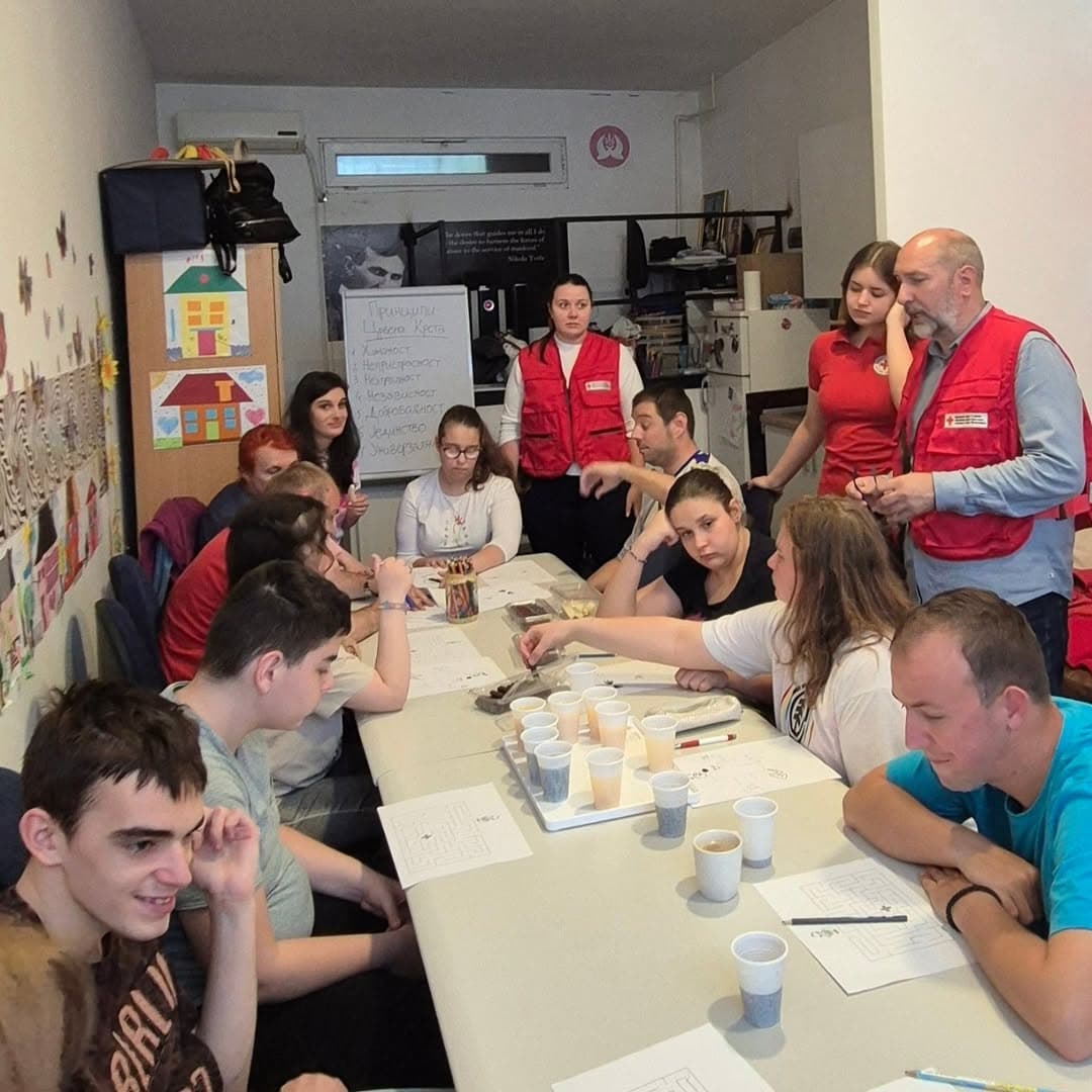 CRVENI KRST VOŽDOVAC U POSETI UDRUŽENJU ZA POMOĆ OSOBAMA SA SMETNJAMA U RAZVOJU: Zajedničko druženje uz priču o humanosti i univerzalnim vrednostima