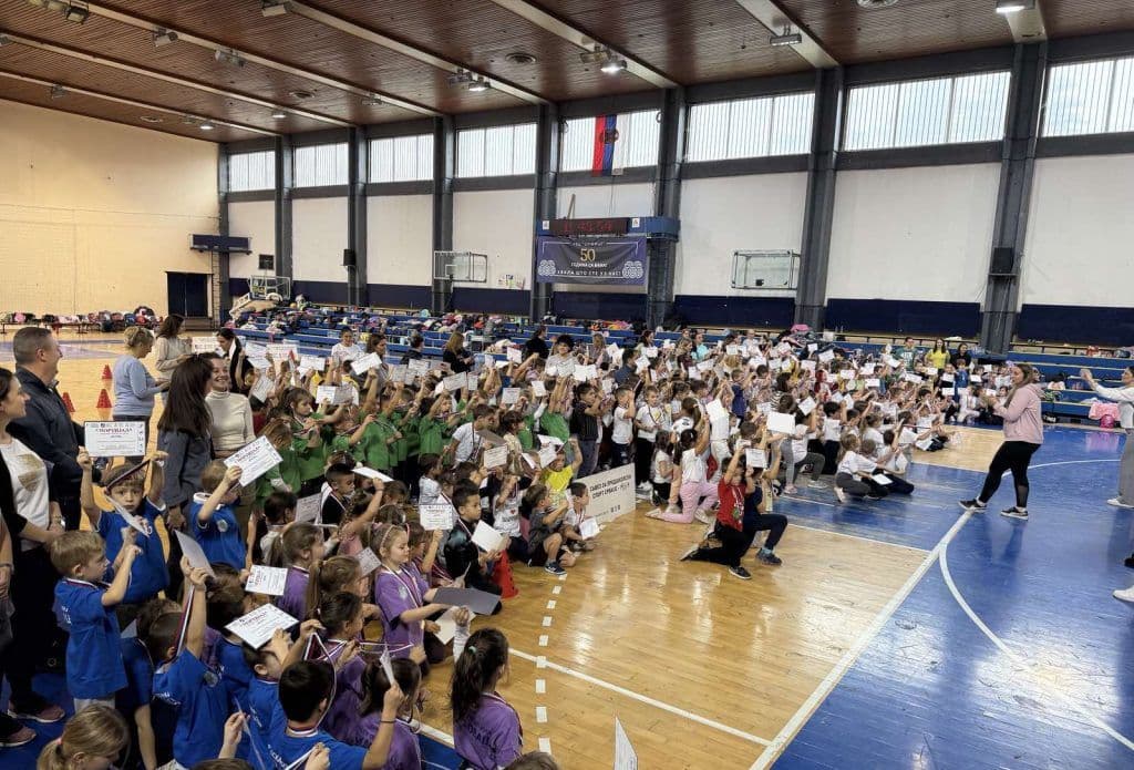 MALI SPORTISTI U AKCIJI: Voždovčani briljirali na „Sportijadi“ predškolaca Beograda