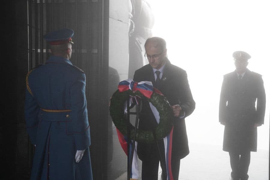 OBELEŽEN DAN PRIMIRJA U PRVOM SVETSKOM RATU: Macut položio venac na Avali, ambasadori odali počast herojima Velikog rata