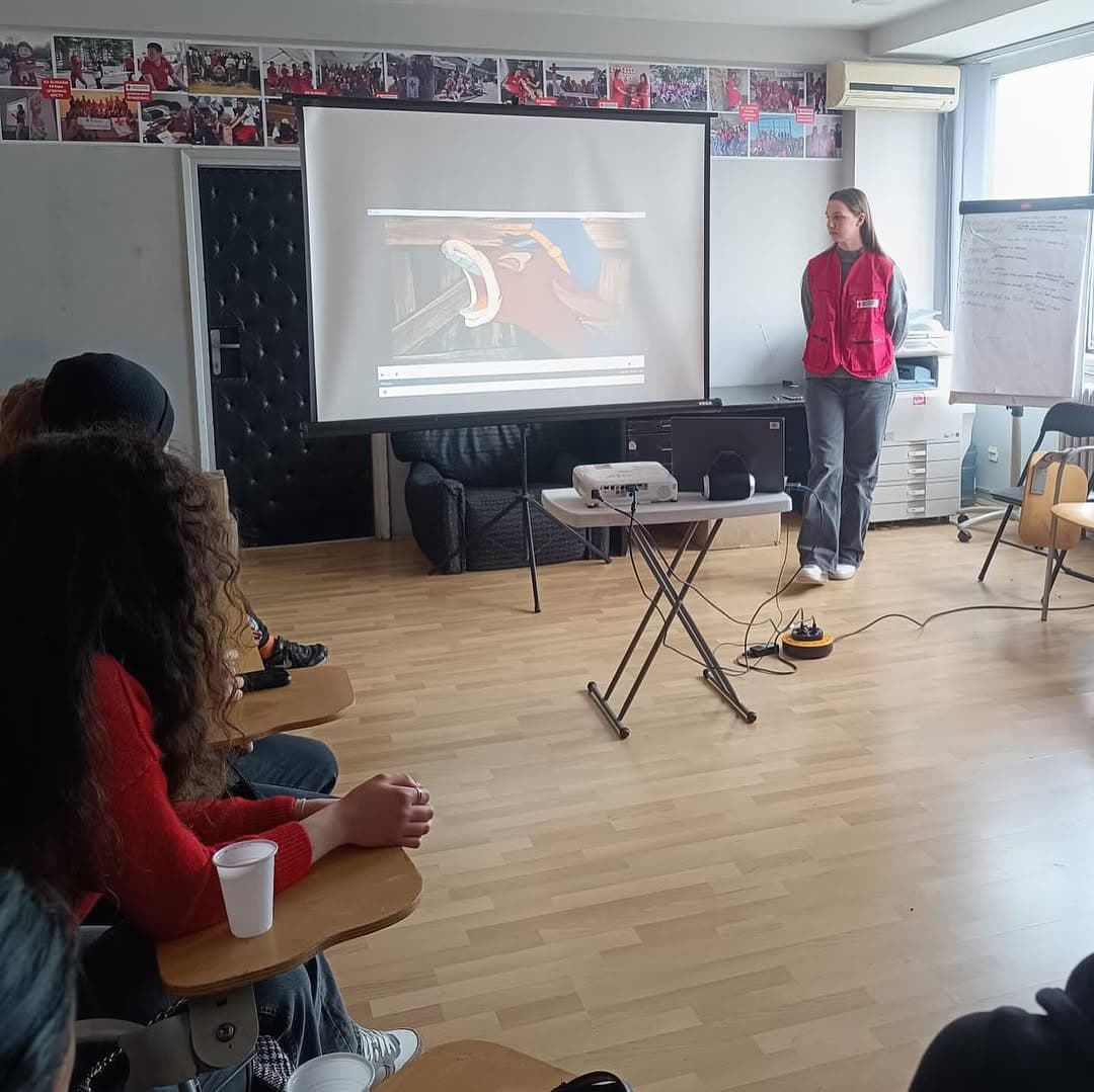 EDUKOVANI ZA HUMANOST: Novi volonteri Crvenog krsta Voždovac učili o borbi protiv trgovine ljudima