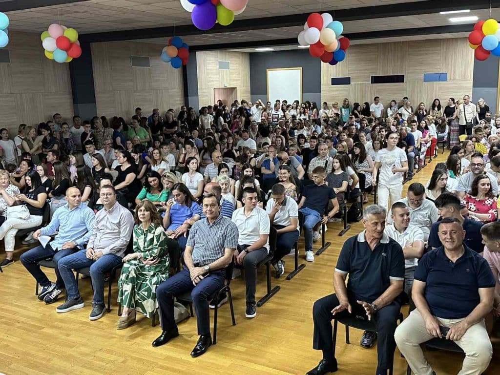 VOŽDOVAC NAGRAĐUJE NAJBOLJE UČENIKE: Svečana proslava uspeha