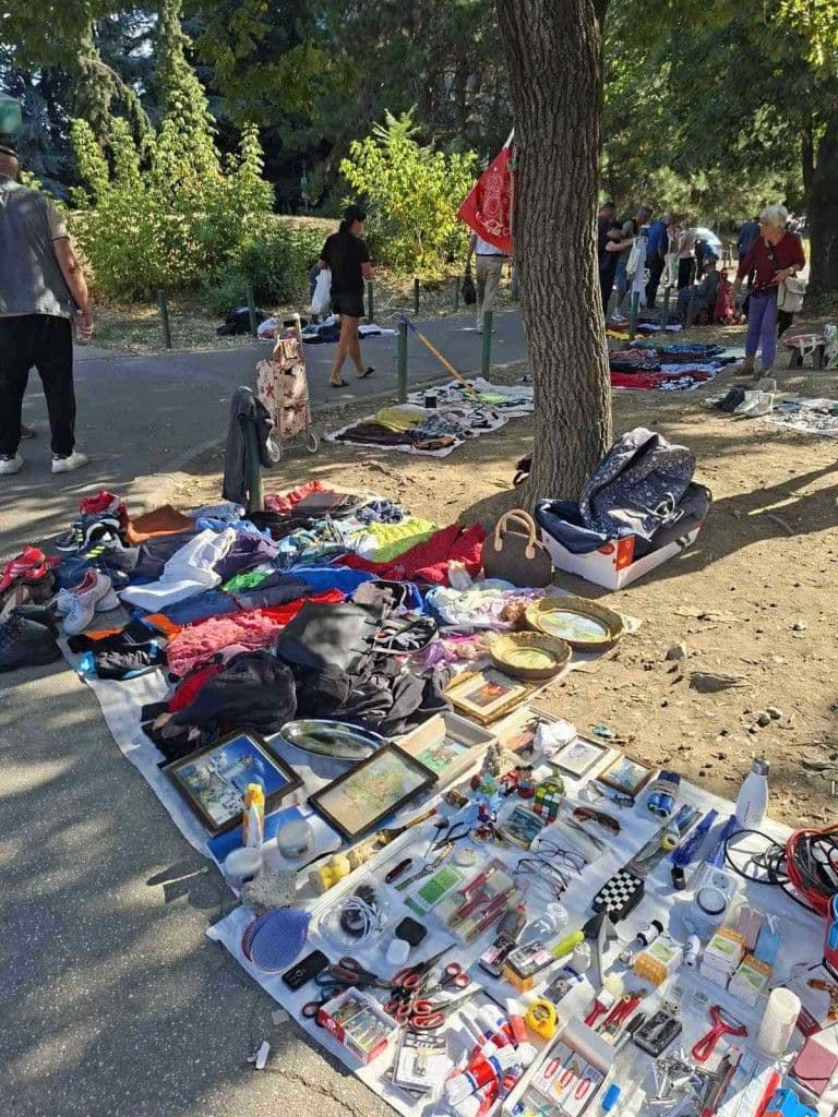 VOŽDOVAC ODMAH UKLONIO NELEGALNE PRODAVCE KOD PIJACE: Građani prijavili problem na Banjici