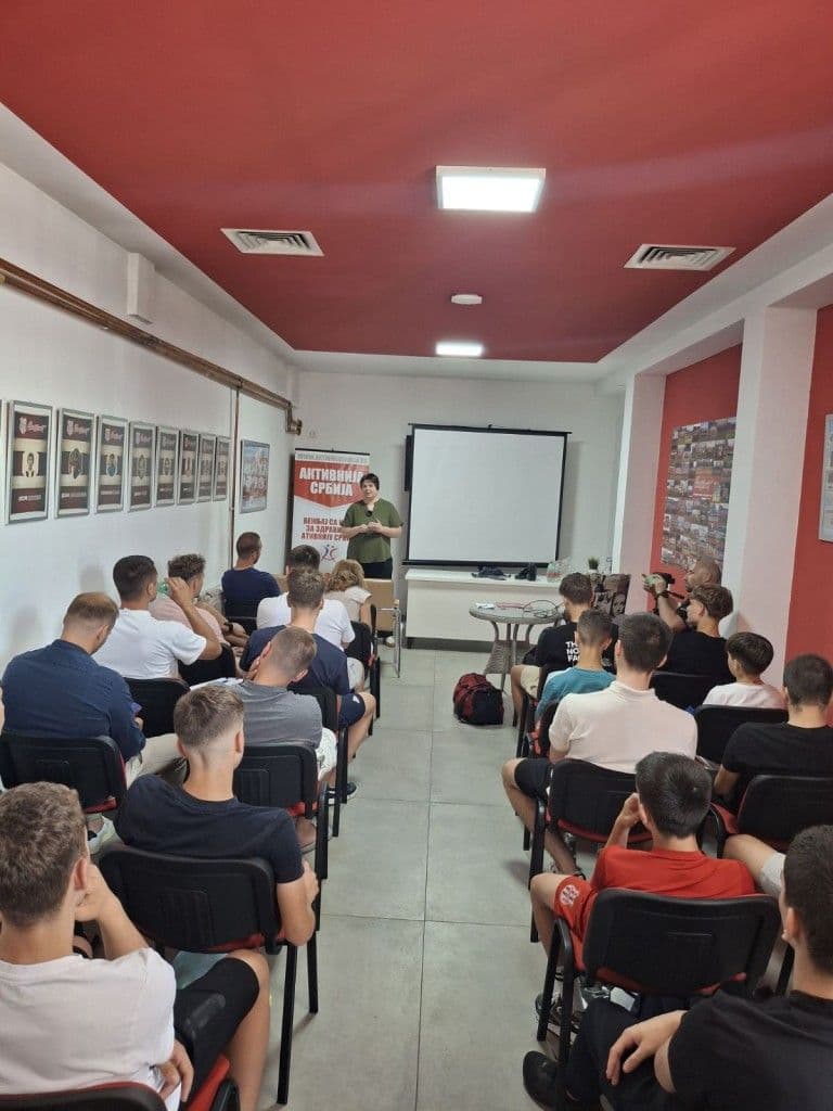 ZDRAVSTVENO-EDUKATIVNI PROGRAM „SIGURAN KORAK U SPORT“ ODRŽAN NA VOŽDOVCU: Sportski profesionalci uče o zdravlju i bezbednosti