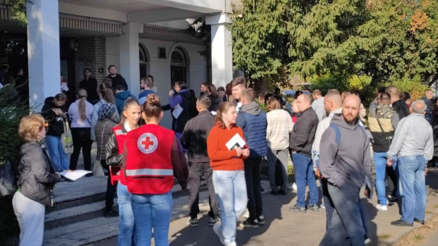 VELIKO SRCE NOVOSAĐANA: Stotine građana čeka u redu da da krv za povređene u tragediji