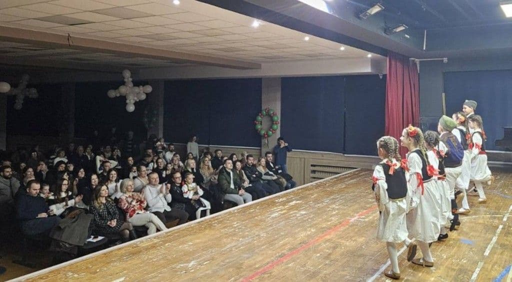 „AVALSKI CVET“ ODUŠEVIO PUBLIKU U „ŠUMICAMA“: Tradicija, radost i mladost obeležili novogodišnji koncert