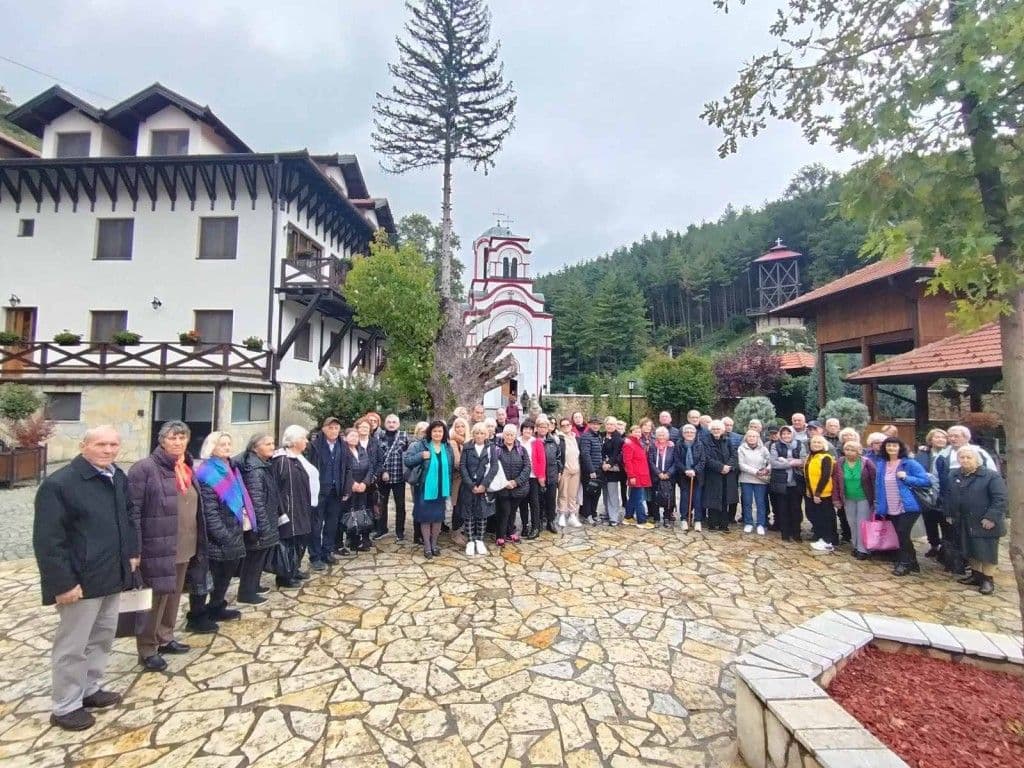PUTOVANJE ZA PAMĆENJE: Penzioneri sa Voždovca u poseti Srebrnom jezeru i Sremskim Karlovcima